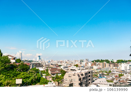 【神奈川県】青空が広がる夏の横浜の住宅街（8月） 106139990