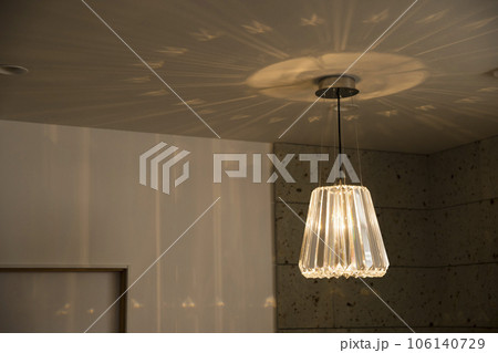 お洒落な照明があるリビングイメージ 106140729