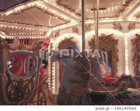 夜のメリーゴーランド 106140968