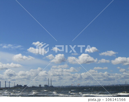 稲毛海岸から見た青空と白い雲 稲毛海岸から見た青空と白い雲 106141566