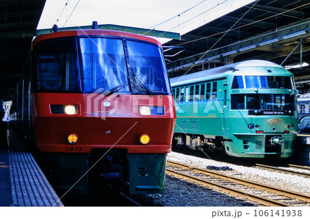 博多駅で並んで止まる特急「ハウステンボス」と特急「ゆふいんの森」（JR九州） 106141938