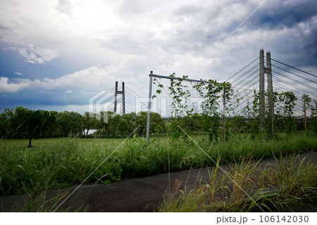 夏の雲と青い空と橋 106142030