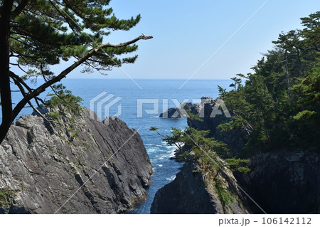 晴れた夏の碁石岬の風景　岩手 106142112