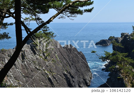 晴れた夏の碁石岬の風景　岩手 106142120
