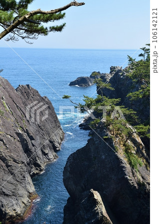 晴れた夏の碁石岬の風景　岩手 106142121