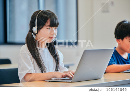 塾でオンライン学習をする小学生の女の子 106143046