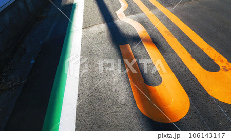 道路上の時速30km表示と日影の風景 道路上の時速30km表示と日影の風景 106143147