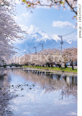 東北の春絶景　弘前城の外堀と岩木山 106143417