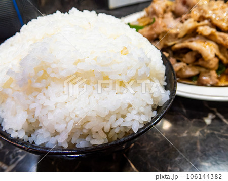 資料素材　町中華の焼肉定食　マンガ盛のご飯 106144382