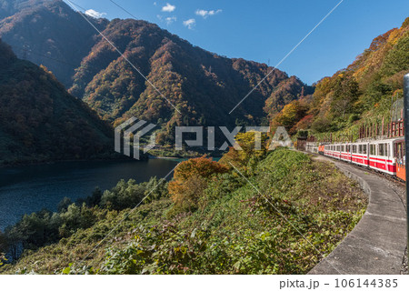 富山県 黒部峡谷 中部山岳国立公園 トロッコ電車と紅葉 富山県 黒部峡谷 中部山岳国立公園 トロッコ電車と紅葉 106144385