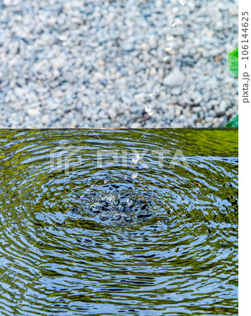 背景素材　夏の清涼な景色　水鉢に波紋を作る清涼な水滴 106144625