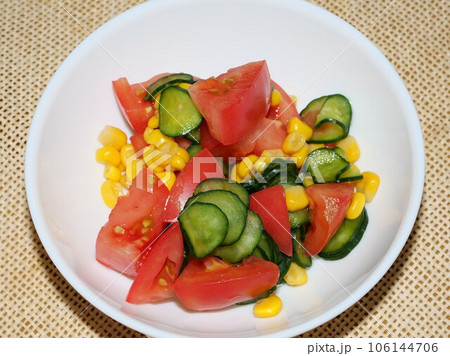 トマトとコーンと塩揉みキュウリのサラダ トマトとコーンと塩揉みキュウリのサラダ 106144706