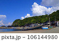 舟がたくさん並んでいる夏の漁村　佐渡　江積集落 106144980