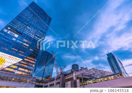 日本の東京都市景観 宮益坂下側から大型クレーンや渋谷駅再開発などを望む…＝8月19日 106145518