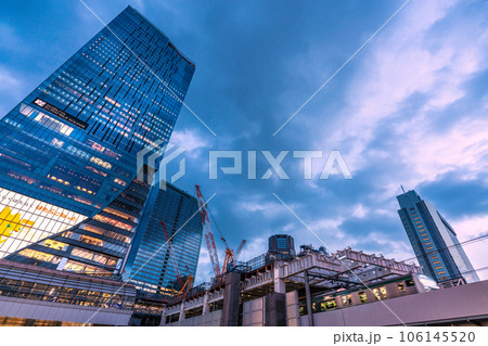 日本の東京都市景観 宮益坂下側から大型クレーンや渋谷駅再開発などを望む…＝8月19日 106145520