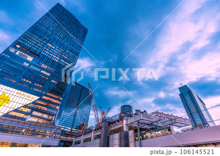 日本の東京都市景観 宮益坂下側から大型クレーンや渋谷駅再開発などを望む…＝8月19日 106145521