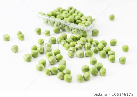 グリーンピース　白背景 106146178