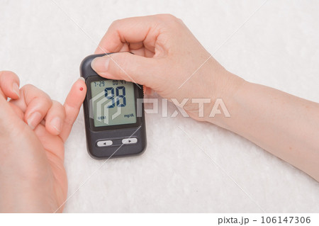 【糖尿病の血糖値測定　血液と測定器】 106147306