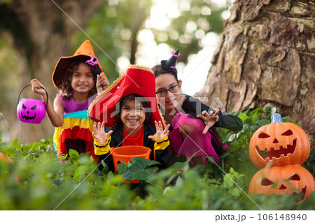 Kids trick or treat. Halloween fun for children. Kids trick or treat. Halloween fun for children. 106148940