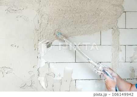 Machine plastering. Applying gypsum plaster by mechanized method on the surface of foam blocks. Machine plastering. Applying gypsum plaster by mechanized method on the surface of foam blocks. 106149942