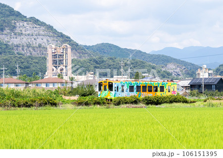 【樽見鉄道】田園地帯を走行する列車 【樽見鉄道】田園地帯を走行する列車 106151395