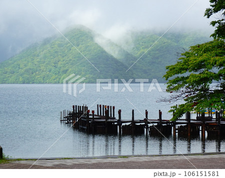 雨が降る中禅寺湖を見下ろす 106151581