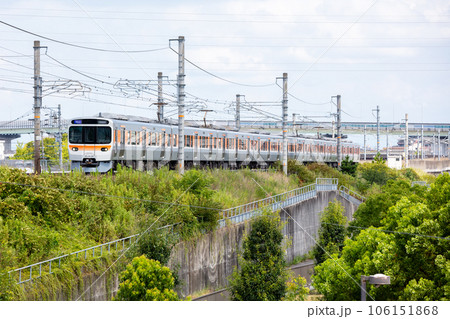 【中央本線】夏空を背に高架区間を走行する快速列車 106151868