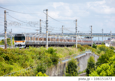 【中央本線】夏空を背に高架区間を走行する普通列車 106151873
