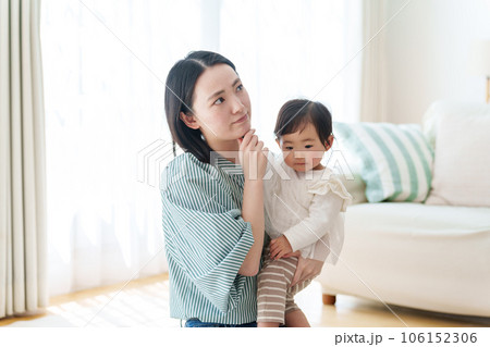 育児に悩むお母さん 育児に悩むお母さん 106152306