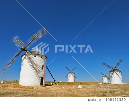 青空に映える風車, カンポ・デ・クリプターナ, カスティーリャ＝ラ・マンチャ, スペイン 106152320