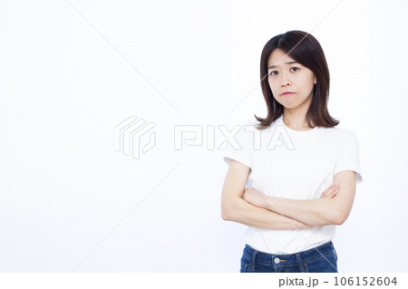 白い背景の前で悩んでいる30代の女性 106152604