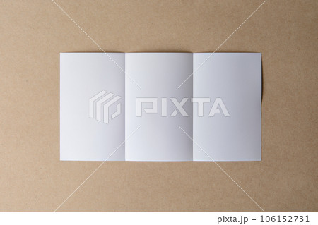 空白の小さな三つ折りパンフレット(谷折り)|モックアップ 空白の小さな三つ折りパンフレット(谷折り)|モックアップ 106152731