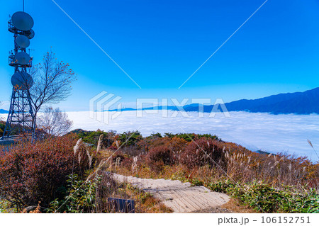 【雲海素材】秋の陣馬形山から眺める伊那谷の雲海【長野県】 106152751