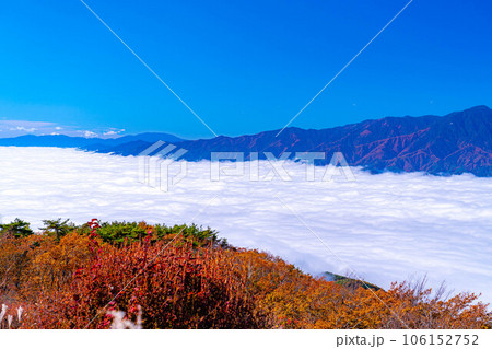 【雲海素材】秋の陣馬形山から眺める伊那谷の雲海【長野県】 【雲海素材】秋の陣馬形山から眺める伊那谷の雲海【長野県】 106152752