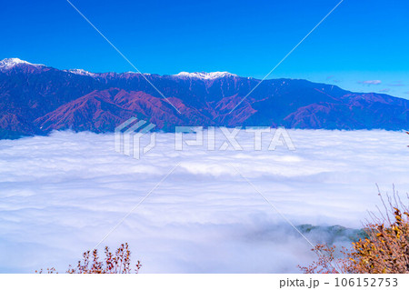 【雲海素材】秋の陣馬形山から眺める伊那谷の雲海【長野県】 106152753