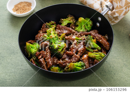 Beef and broccoli stir fry in a small wok 106153296