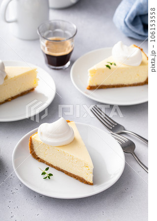 Slice of a traditional New York cheesecake with whipped cream 106153558