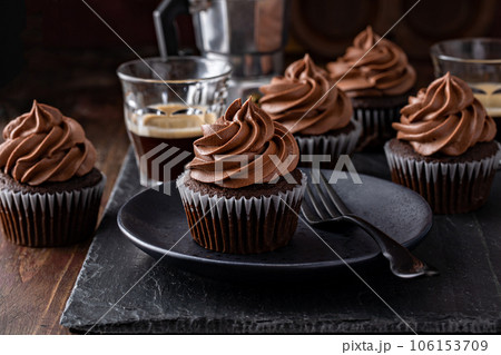 Chocolate cupcakes with dark chocolate ganashe frosting 106153709