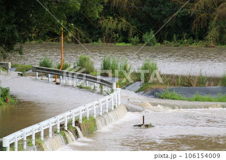 水害 豪雨 道路から流れる水 7月の稲の植る時期、用水路が氾濫し稲が水に浸かる状態 水害 豪雨 道路から流れる水 7月の稲の植る時期、用水路が氾濫し稲が水に浸かる状態 106154009