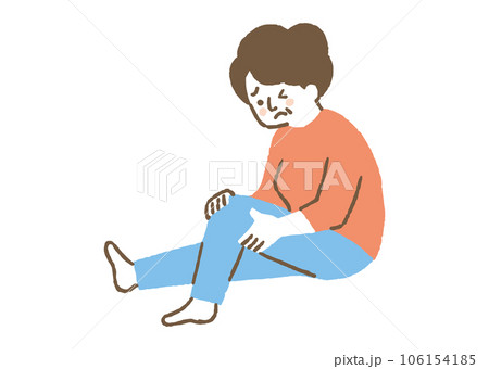 膝が痛む高齢の女性_色 106154185