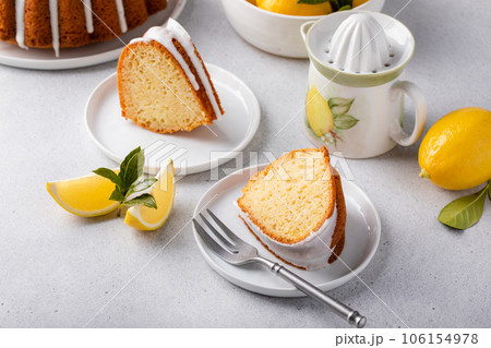 Lemon bundt cake drizzled with powdered sugar glaze 106154978
