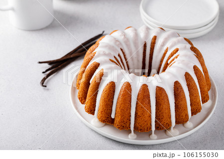 Vanilla bundt cake drizzled with powder sugar glaze Vanilla bundt cake drizzled with powder sugar glaze 106155030