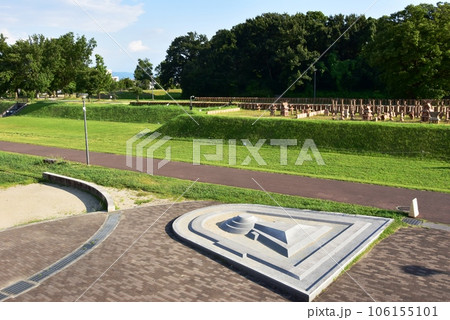 高槻市　いましろ大王の杜（今城塚古墳｝の散策路と墳丘と埴輪祭祀場 106155101