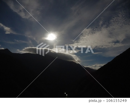 徳島県大歩危、小歩危 雲と山と月 徳島県大歩危、小歩危 雲と山と月 106155249