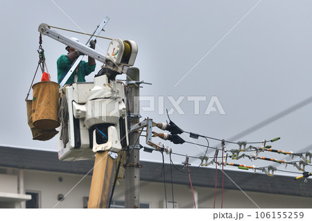 工事現場 電気工事 電柱移設工事の作業風景 工事現場 電気工事 電柱移設工事の作業風景 106155259