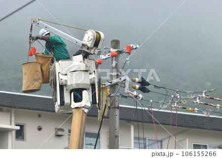 工事現場　電気工事　電柱移設工事の作業風景 106155266