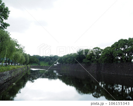 皇居外苑の桜田門から眺めるお濠の風景 106155343