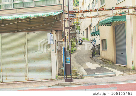 熱海　坂道のシャッター商店街　路地 106155463