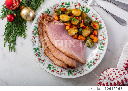 Christmas spiral ham with vegetables on the side Christmas spiral ham with vegetables on the side 106155624