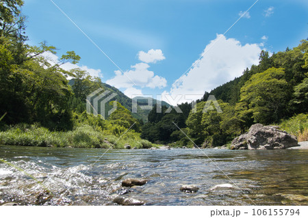 夏の奥多摩の多摩川 106155794